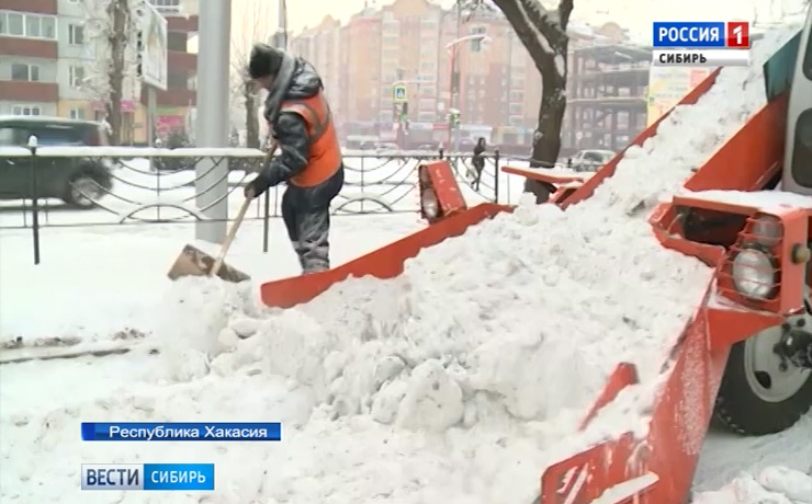 В Хакасии устраняют последствия обрушившегося на республику снегопада
