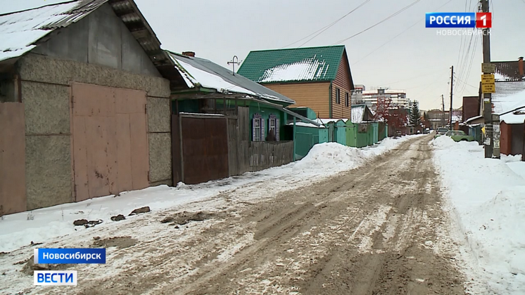 После уборки дорог от снега у дверей новосибирцев из частного сектора вырастают сугробы