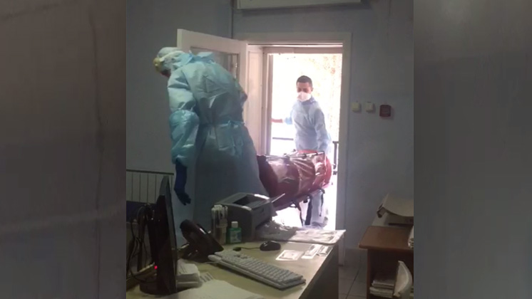 Появилось эксклюзивное видео госпитализации сибирячки с подозрением на коронавирус