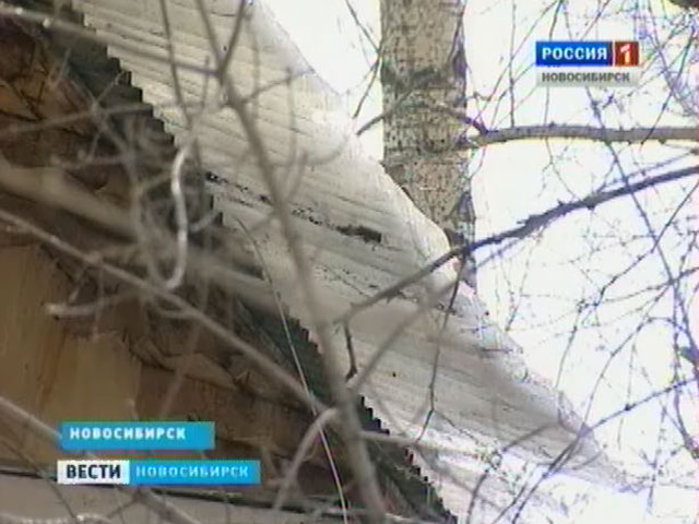 Жители некоторых домов Ленинского района опасаются неубранной от снега крыши над головой