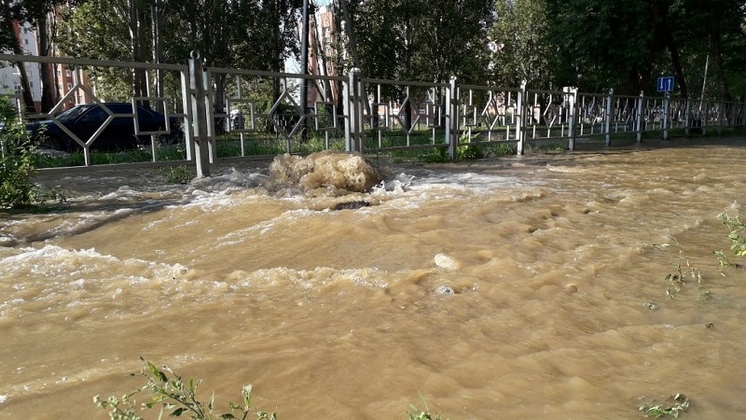 В Бердске из-за порыва на водопроводе затопило перекрёсток