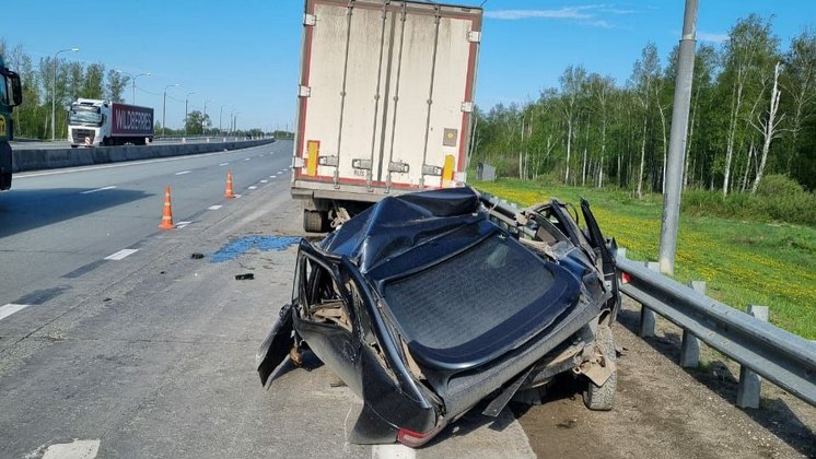 Под Новосибирском водитель на большой скорости въехал в стоящий грузовик и погиб