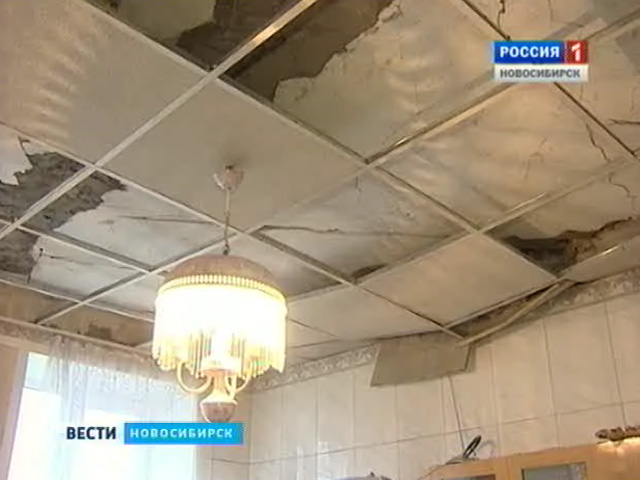 В квартире одного из домов по улице Котовского из-за прохудившейся крыши рухнул потолок