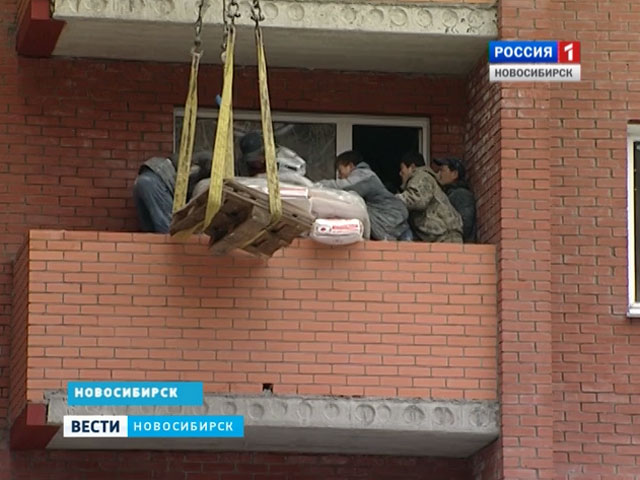 На новосибирской стройплощадке строителя засыпало цементом