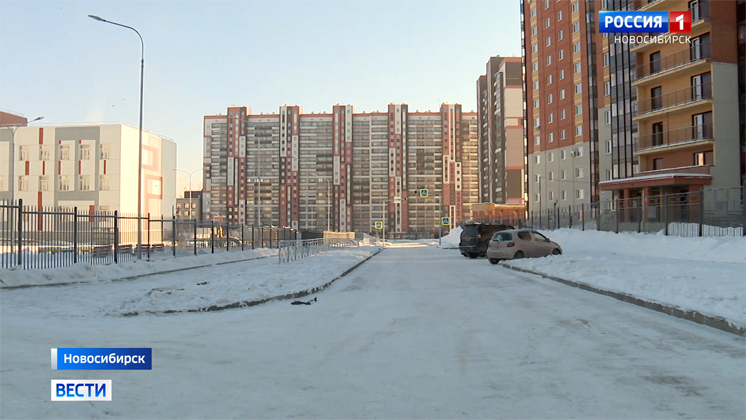 Ход работ по строительству дороги к школе на Родниках проверил мэр Новосибирска