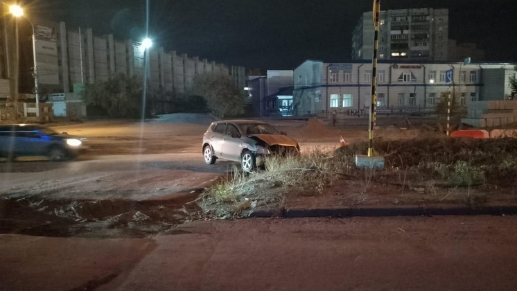В Новосибирске женщина-водитель въехала в бетонный блок и попала в больницу 