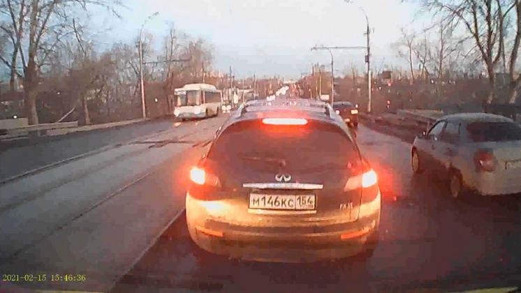 Помешавшего проезду скорой на место страшного ДТП водителя ищет полиция Новосибирска
