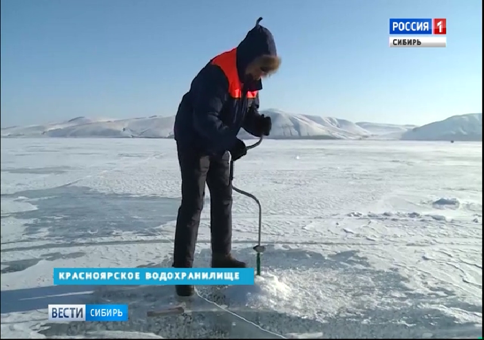 Спасатели Красноярска ежедневно замеряют толщину льда на водоёмах