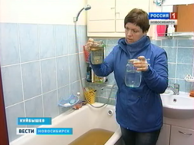 Жители города Куйбышева вынуждены пользоваться грязно-желтой водой из-под крана
