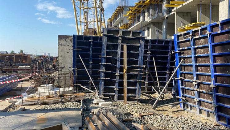 Появилось видео обрушения бетонной плиты на рабочего в Новосибирске