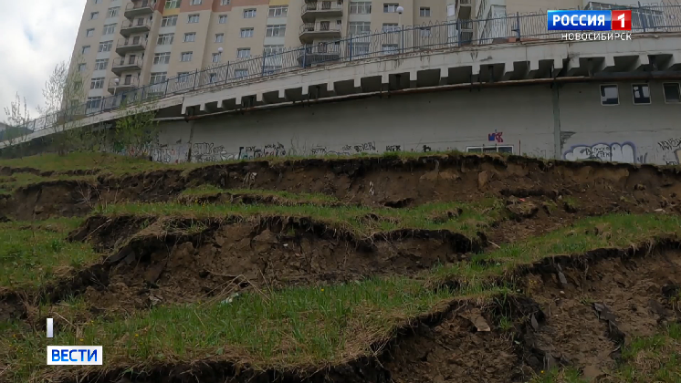 В Новосибирске жители дома на Кавалерийской боятся обрушения из-за оползня