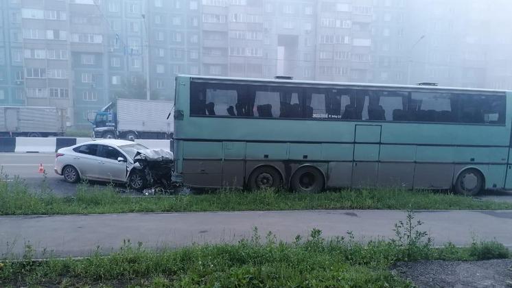 В Новосибирске автомобилист врезался в автобус из-за сильного тумана