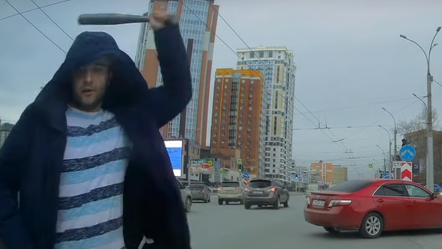 Новосибирский таксист опубликовал видео погони и дорожного конфликта с битой
