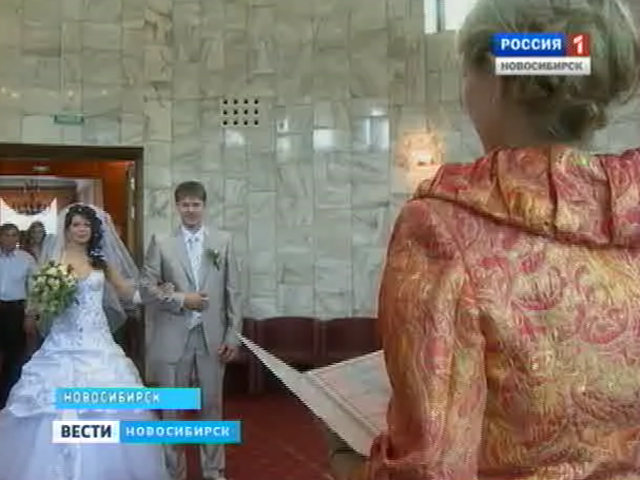 День семьи, любви и верности в Новосибирске отметили свадебным бумом