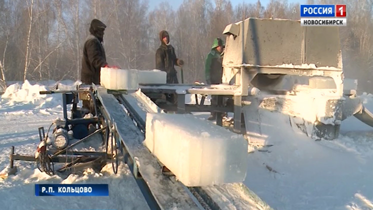 Заготовку льда для строительства ледового городка на набережной начали в Новосибирске