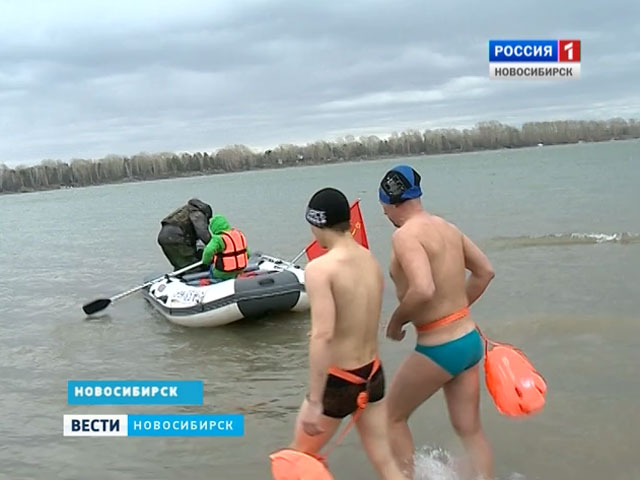 Новосибирские аквайс-спортсмены совершили заплыв в честь 70-летия Великой Победы