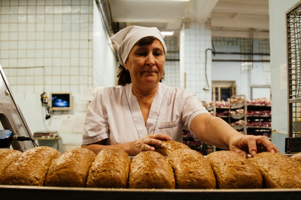 Работники сортировочного цеха осматривают продукцию на наличие аномалий, но «нестандартный» хлеб встречается крайне редко.