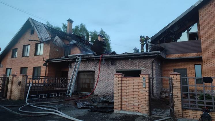 В Новосибирском районе загорелись два кирпичных коттеджа