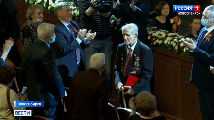 Ветеранов войны поздравили в Оперном театре Новосибирска ко Дню Победы