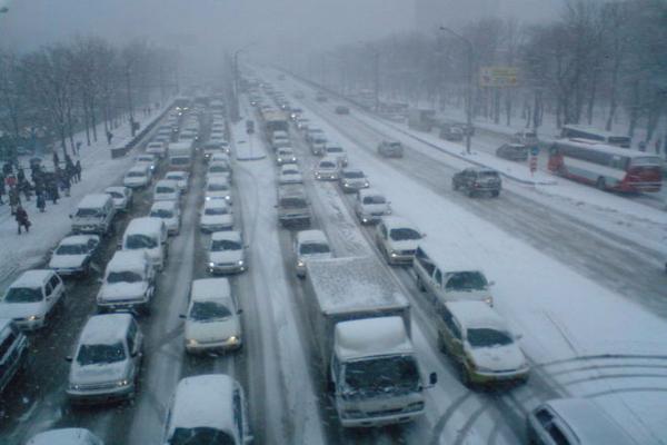 Снегопад в Новосибирске спровоцировал многокилометровые пробки