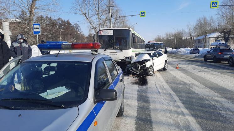 В Новосибирске водитель иномарки разбился насмерть после столкновения с автобусом