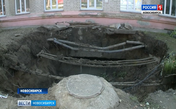 Огромная яма под окнами дома напугала жителей улицы Софийской