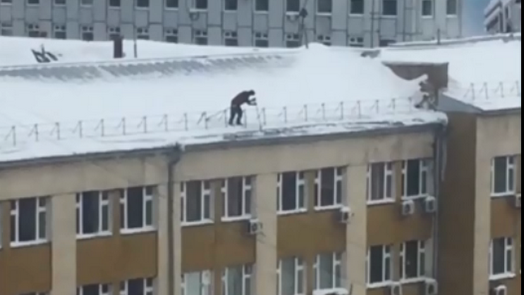 Новосибирцев напугала экстремальная чистка снега с крыши