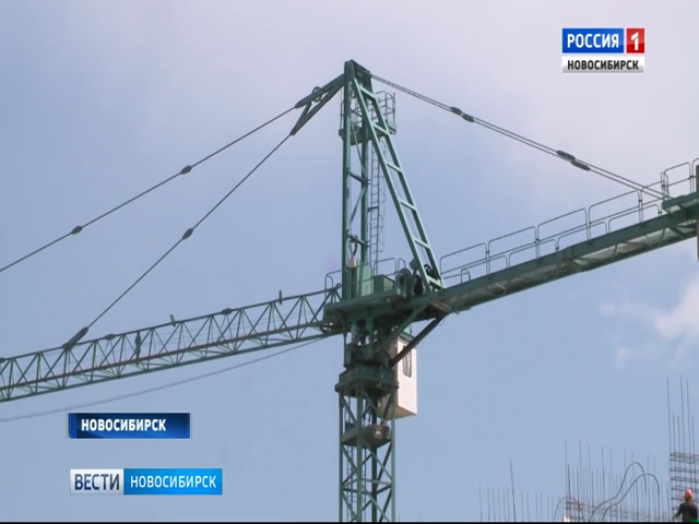 В Новосибирске рабочий потребовал зарплату на стреле крана 