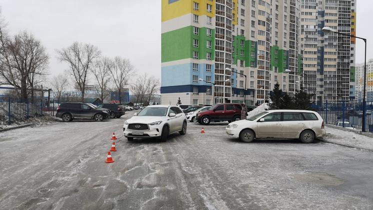 В Новосибирске мужчина на иномарке сбил 11-летнего ребёнка во дворе дома