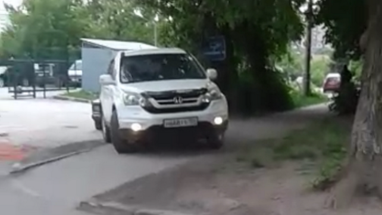 Новосибирские автомобилисты ездят по тротуару из-за ремонта коммуникаций