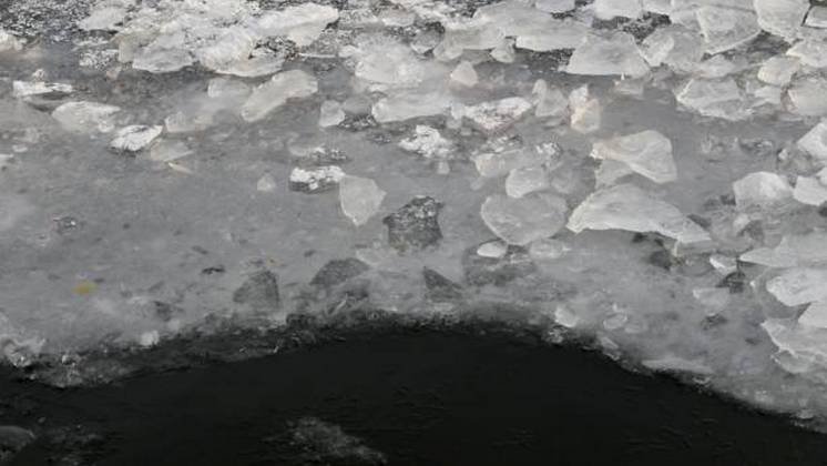 В Новосибирской области спасли провалившегося под лед рыбака