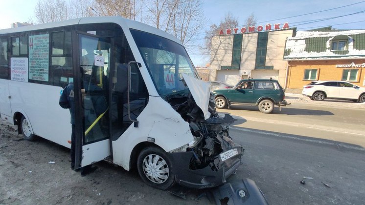 В Новосибирске пятеро пассажиров маршрутки № 44 оказались в больнице после ДТП