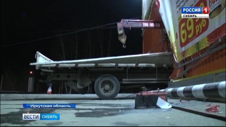 Грузовик-эвакуатор на полном ходу врезался в торговый центр в Иркутске