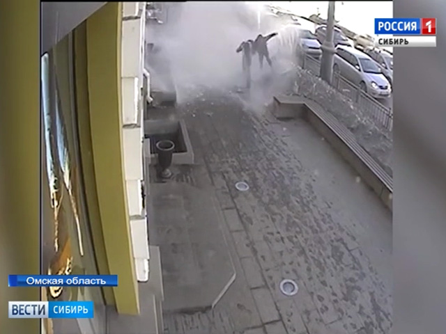 В Омске на семью с крыши многоэтажки упал сугроб: пострадал ребенок