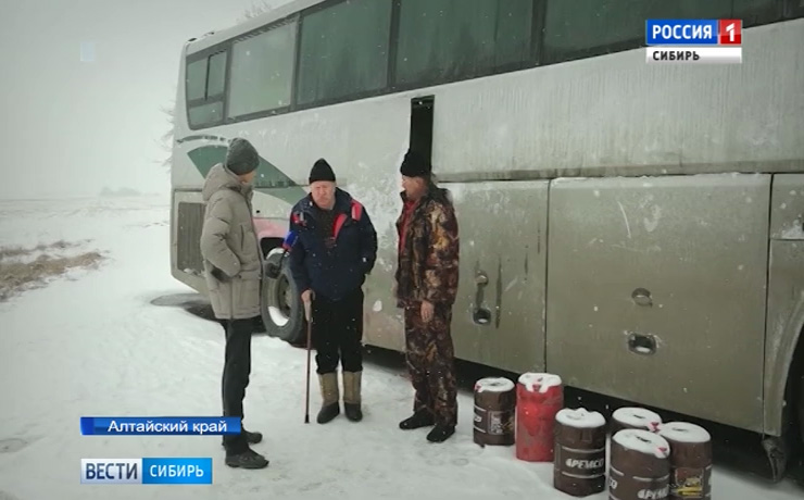 Водители из Казахстана вынуждены жить на трассе в попавшем в ДТП автобусе