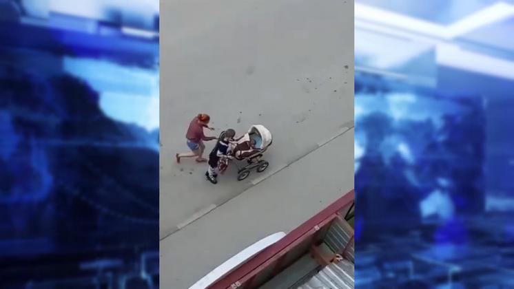 В Новосибирске мать забыла младенца в коляске на улице после очередной покупки пива