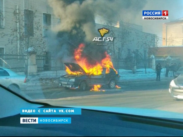 Маршрутный автобус и легковой автомобиль горели в Новосибирске