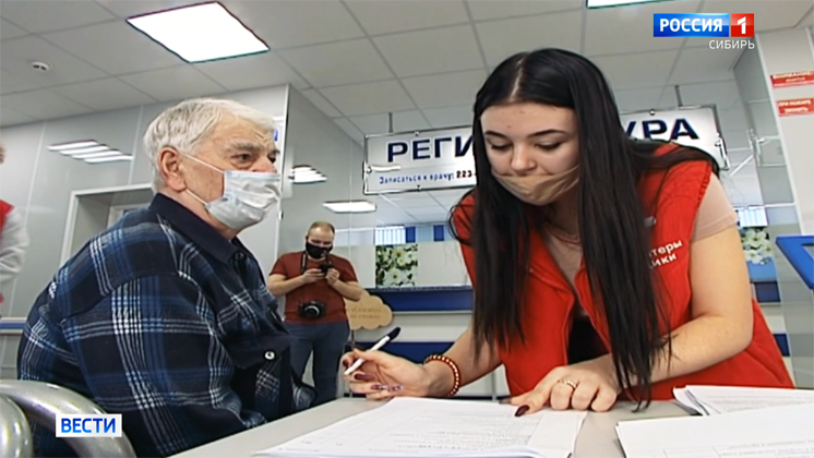 Волонтёры помогают сибирским медикам проводить вакцинацию от COVID-19