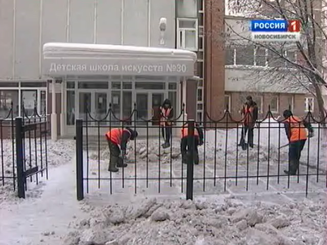 Школу искусств в Центральном районе Новосибирска завалили снегом