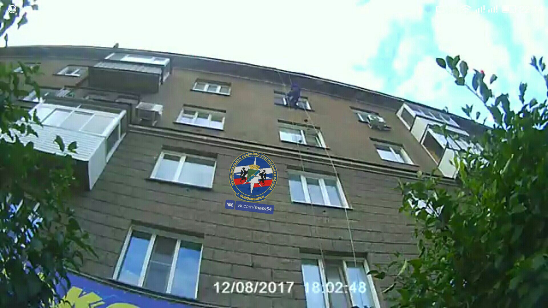 В Новосибирске прохожие не дали маленькому ребенку выпасть из окна 