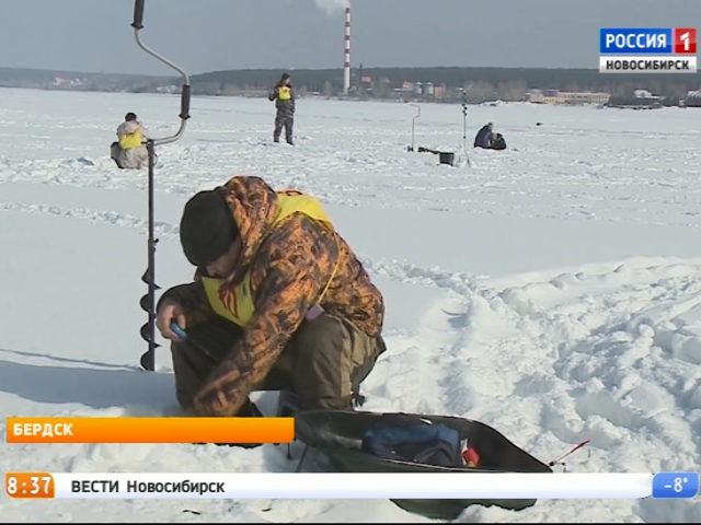 Спасатели посоревновались в зимней рыбалке под Новосибирском 
