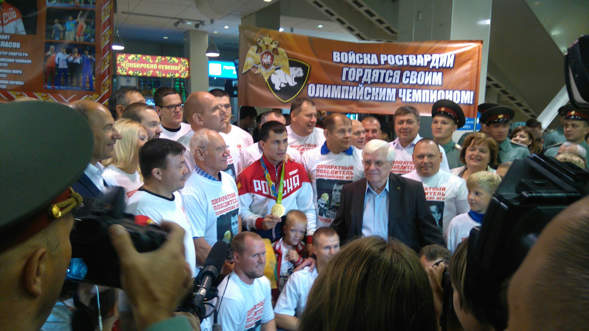 В Новосибирске встретили Олимпийского чемпиона Романа Власова и серебрянного медалиста Ивана Стретовича