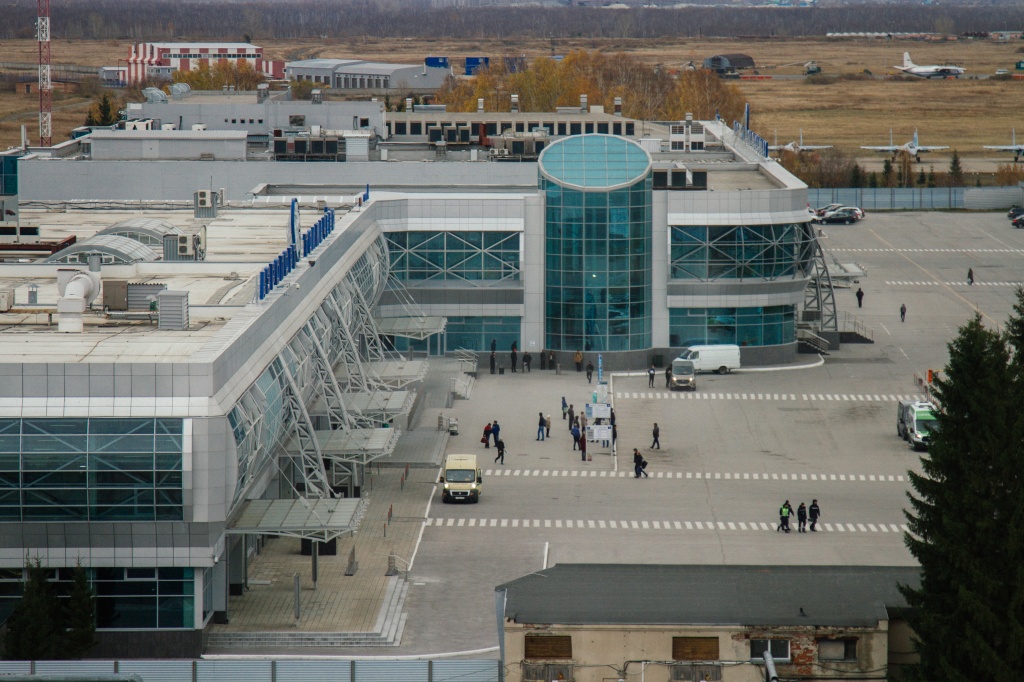 С башни Центра управления воздушным движением виден весь аэропорт «Толмачёво», который никогда не спит.