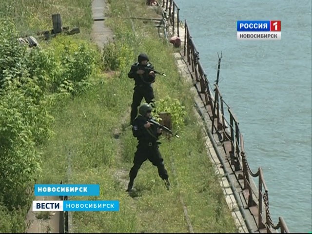 На теплоходе в речном порту Новосибирска спецназ атаковал террористов