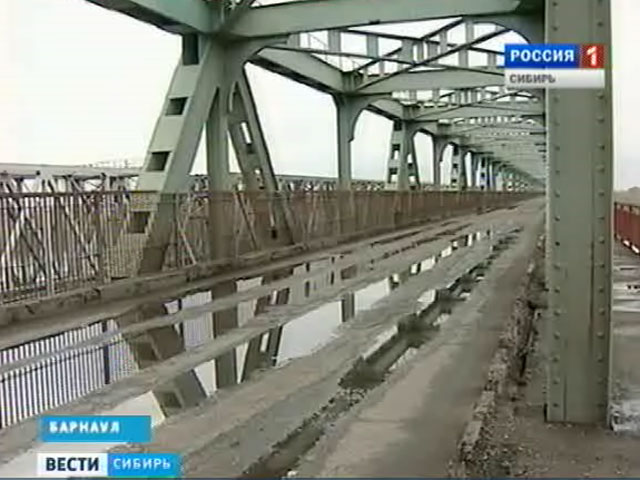 В Барнауле решают судьбу закрытого аварийного моста через Обь