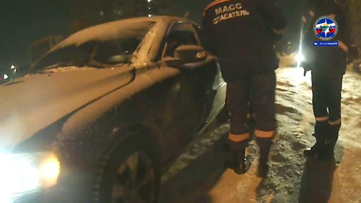 Взаперти: новосибирские спасатели дважды за день вытаскивали детей из заблокированных авто (видео)