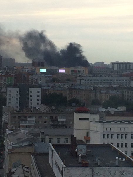 В Новосибирске на улице Писарева горит четырехэтажное здание (ФОТО)