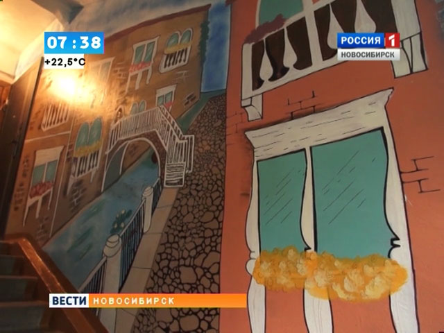 Юные граффитисты разрисовали подъезд одной из пятиэтажек Новосибирска