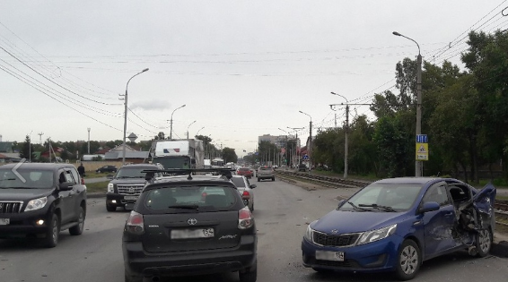 ДТП с четырьмя авто на Титова в Новосибирске попало на видео