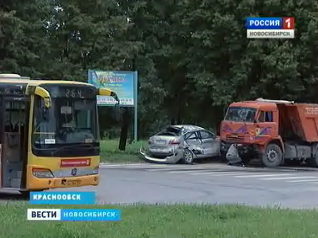Автобус, КамАЗ и легковой автомобиль столкнулись в Краснообске